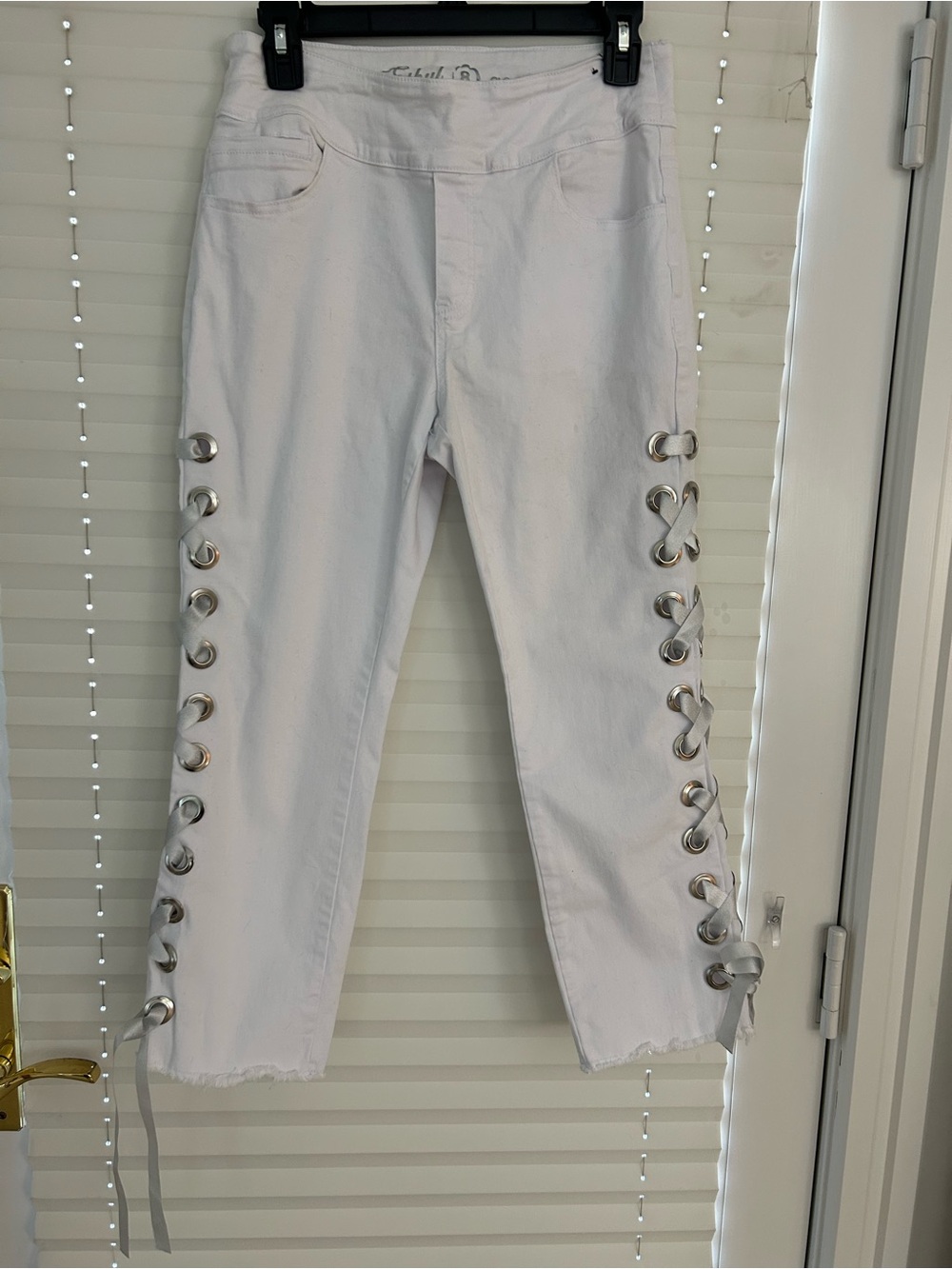 Ethyl White Cropped Pull On Jeans w/silver grommets and ribbon lace up on side.